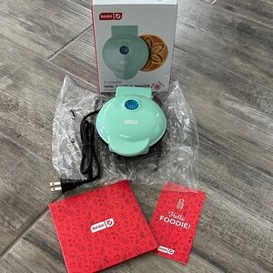 DASH Flower Mini Waffle Maker in Mint Green